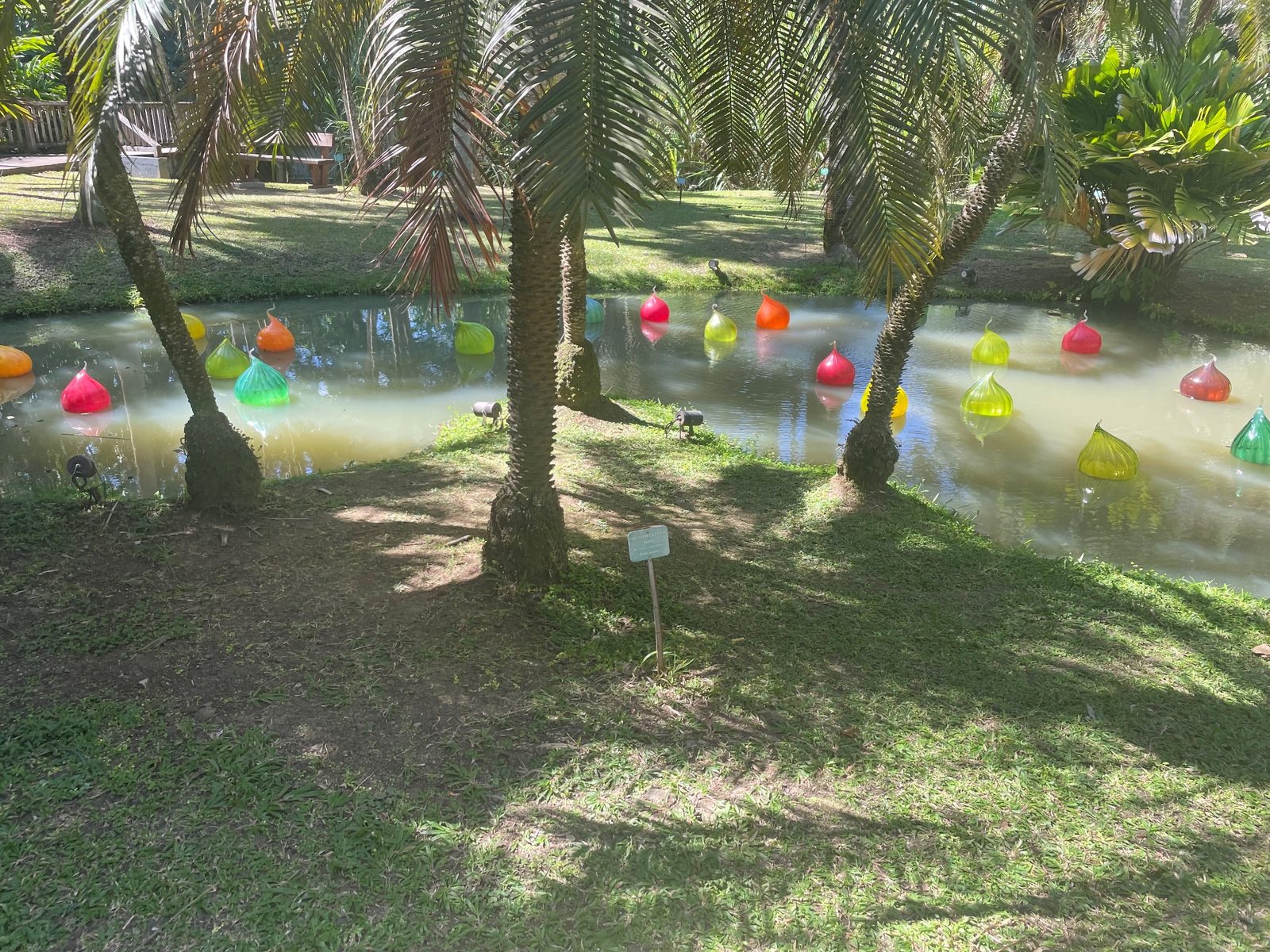 Œuvres colorées dans les jardins de l’Habitation Clément