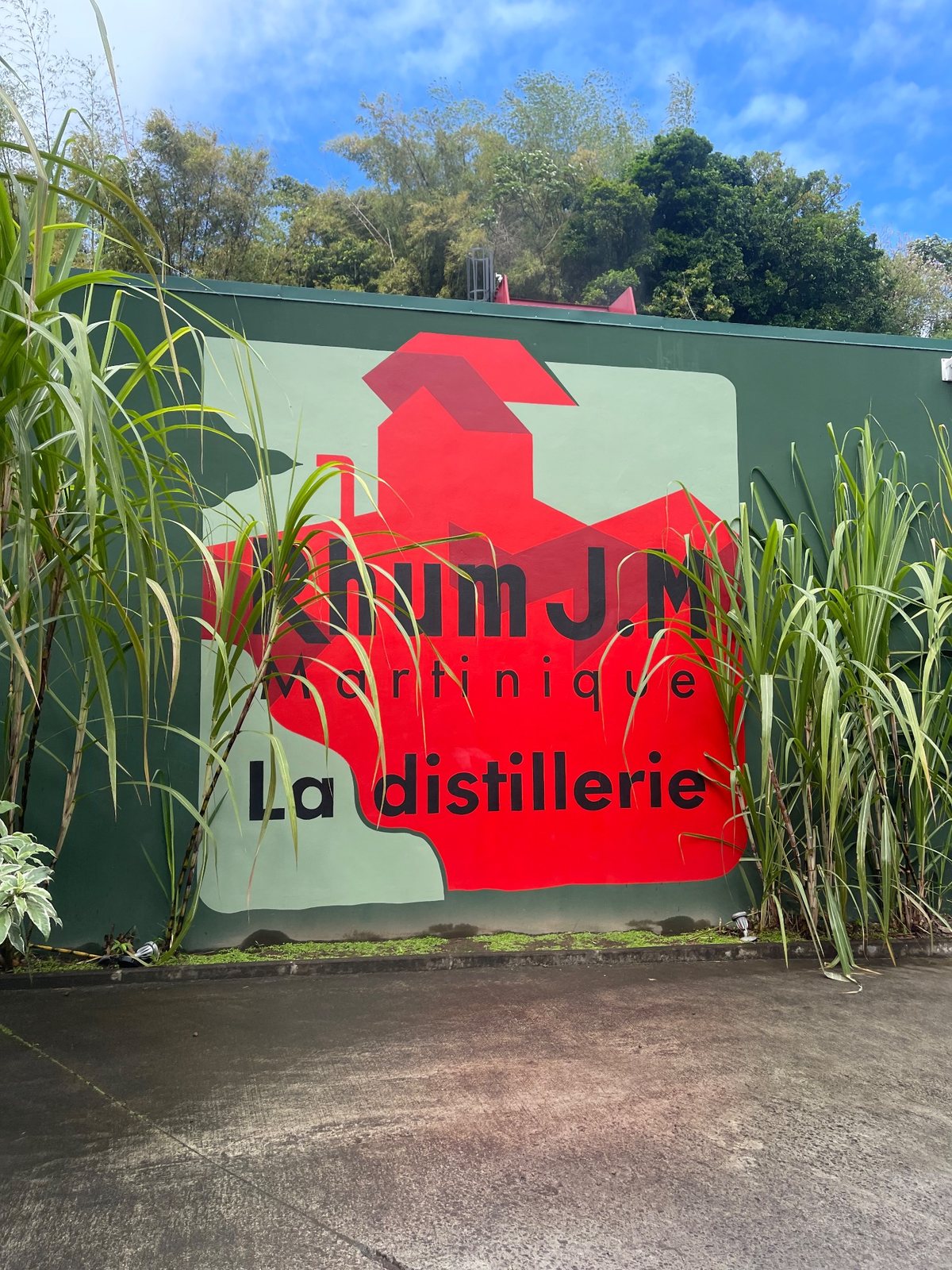 Entrée de la distillerie Rhum J.M en Martinique