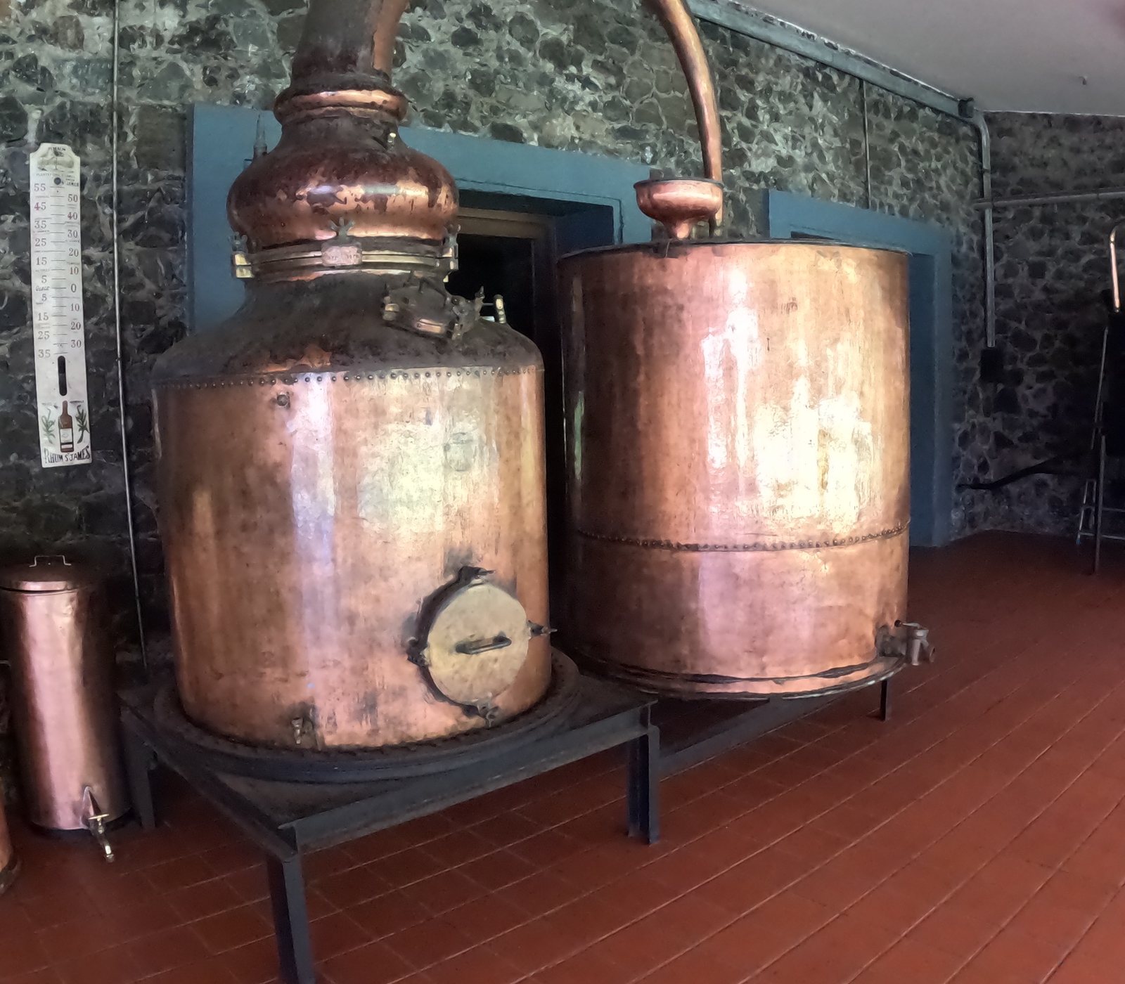 Ancien alambic en cuivre présenté à Saint-James